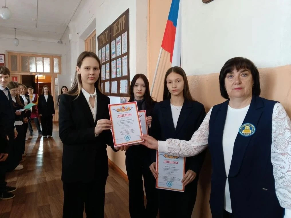 На общешкольной линейке 27 апреля директор школы вручила Дипломы и сертификаты обучающи...