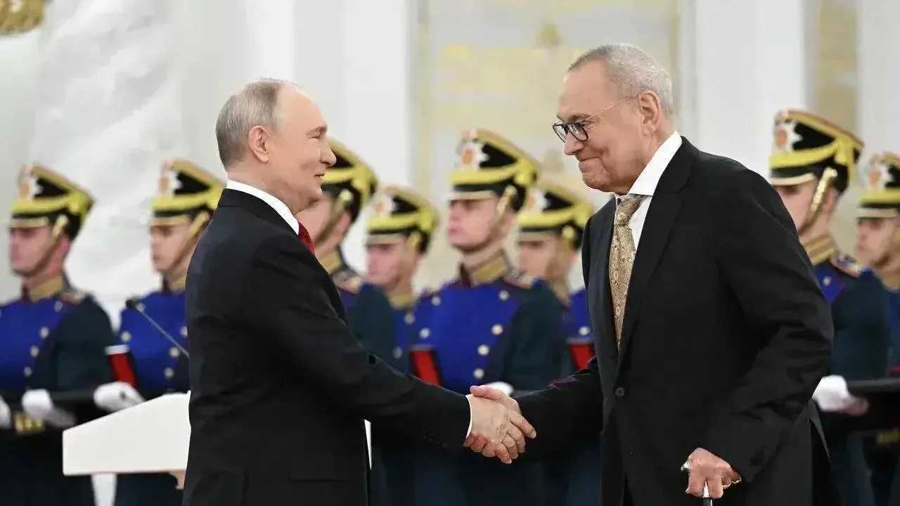 По традиции в День России Президент вручил золотые звезды Героям Труда, а также государственные прем