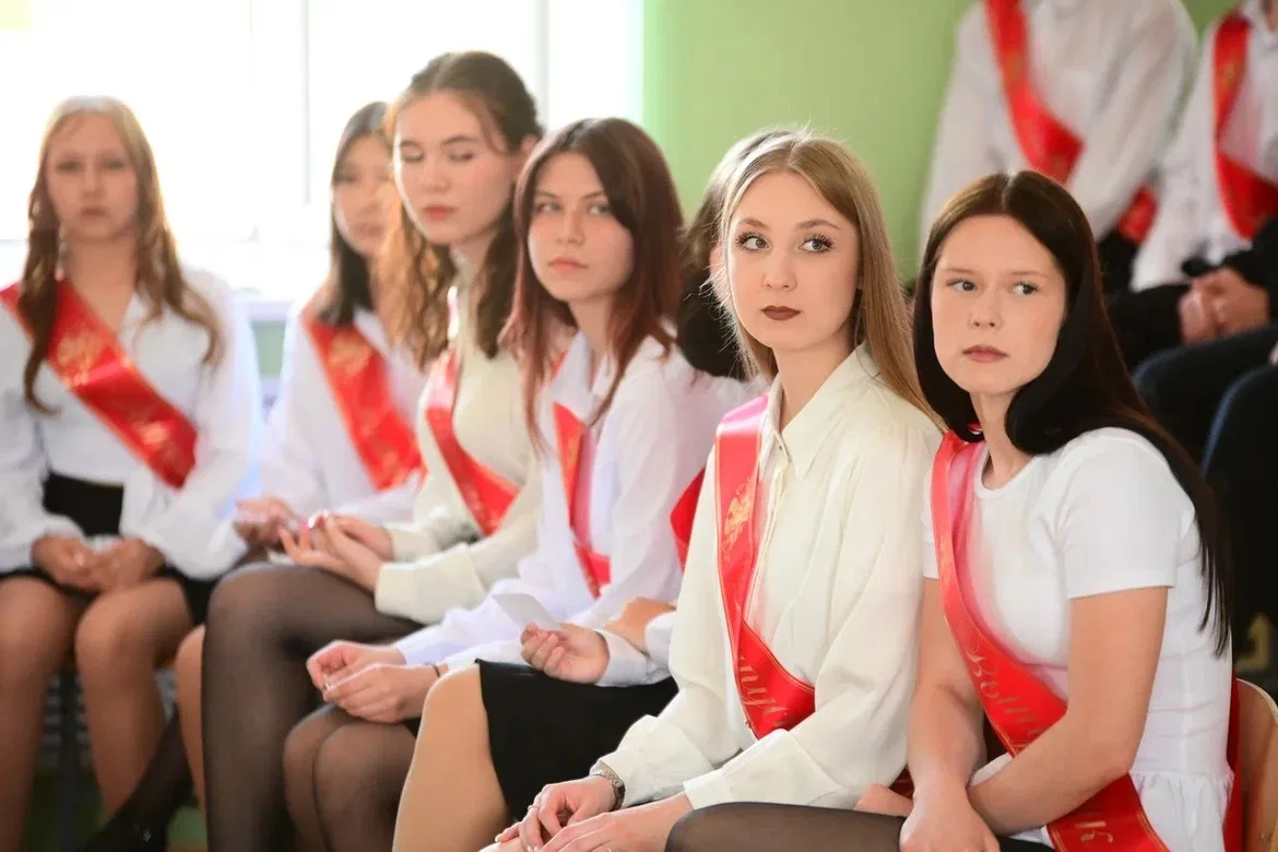 🔔 Сегодня в школах Новотроицка прозвенел последний звонок для выпускников.  Руководители Уральской С