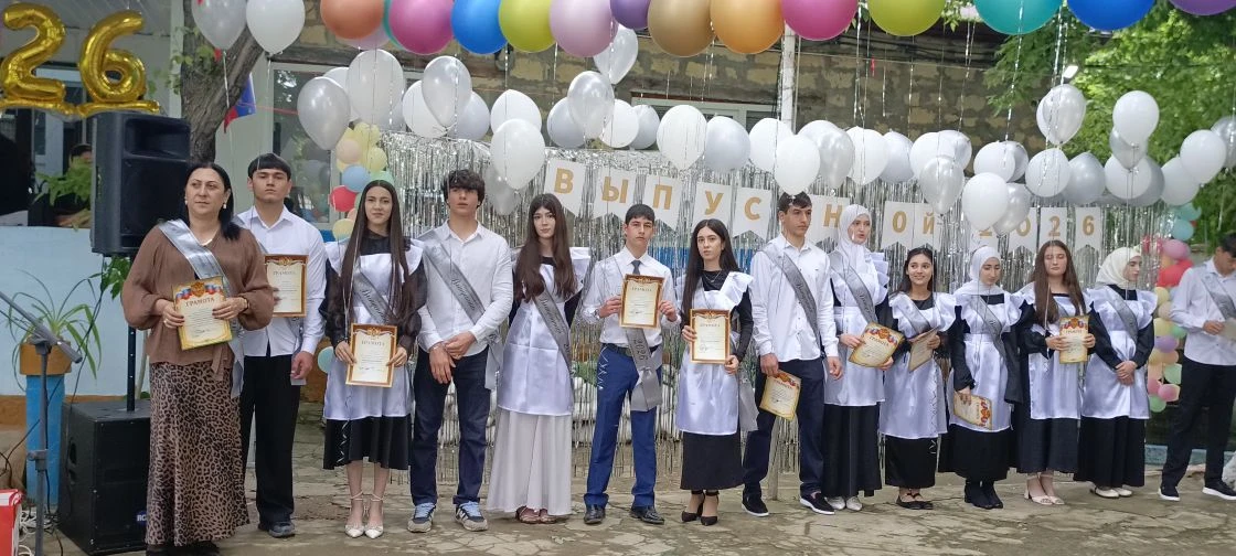 🎓 Сегодня в нашей школе прозвучал последний звонок для выпускников 9 и 11 классов!