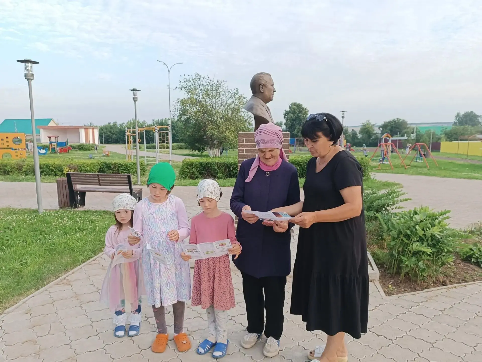 В парке отдыха имени А. М. Булатова библиотекарь Центральной детской библиотеки имени С...