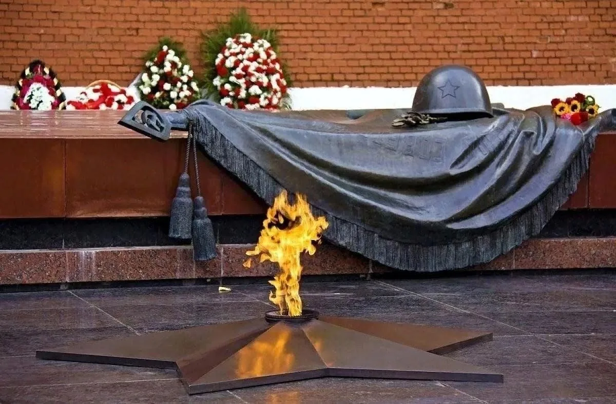 🥀Могила Неизвестного Солдата — мемориальный архитектурный ансамбль, расположенный в Александровском