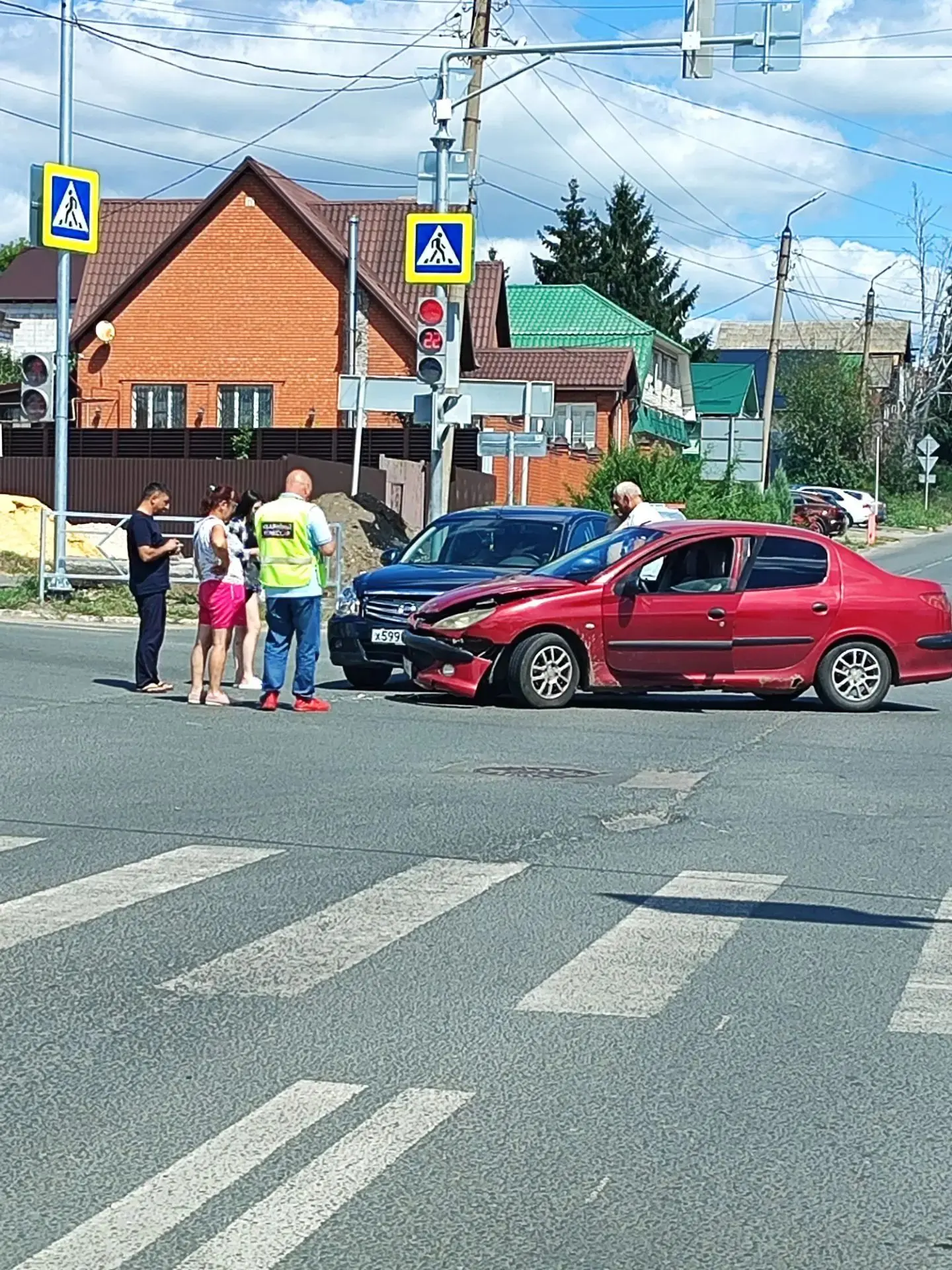 Похоже на волшебном перекрёстке(ул. Московская-ул.Ульяновская) нужен ещё 1 светофор)🚦🚥

⚫ Вся прав