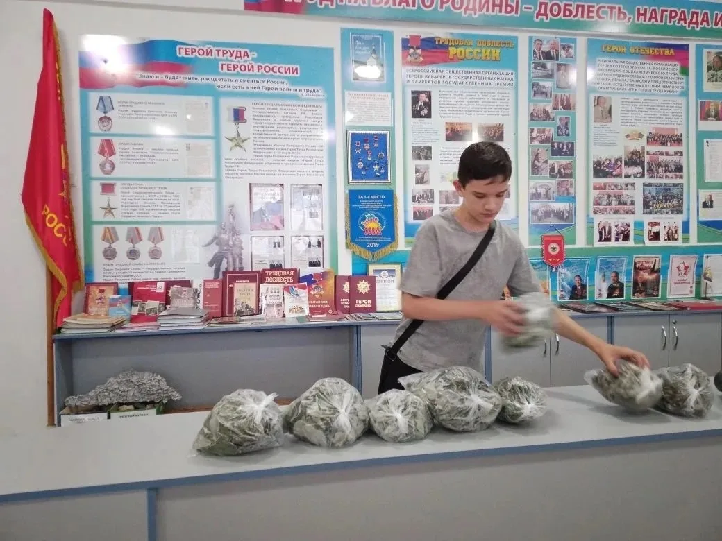 Волонтёрская группа юных краеведов «Добротворцы» не останавливается на каникулах — лето для ребят — 