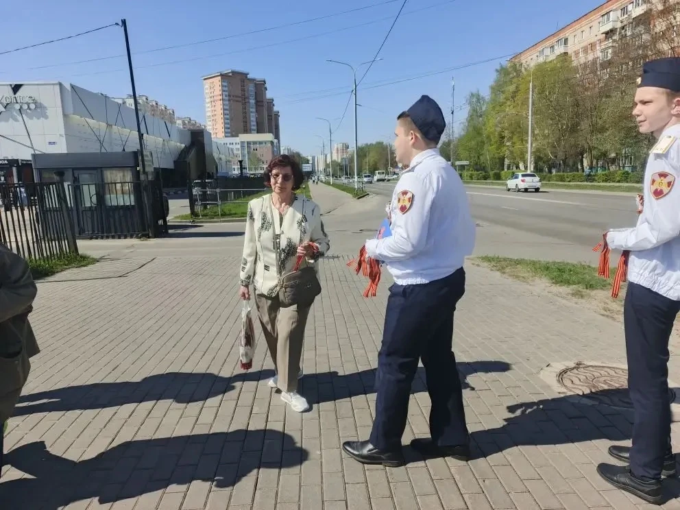 🪖 Кадеты школы №18 имени Подольских курсантов — вместе с Росгвардией в акции «Георгиевская лента»! 🪖