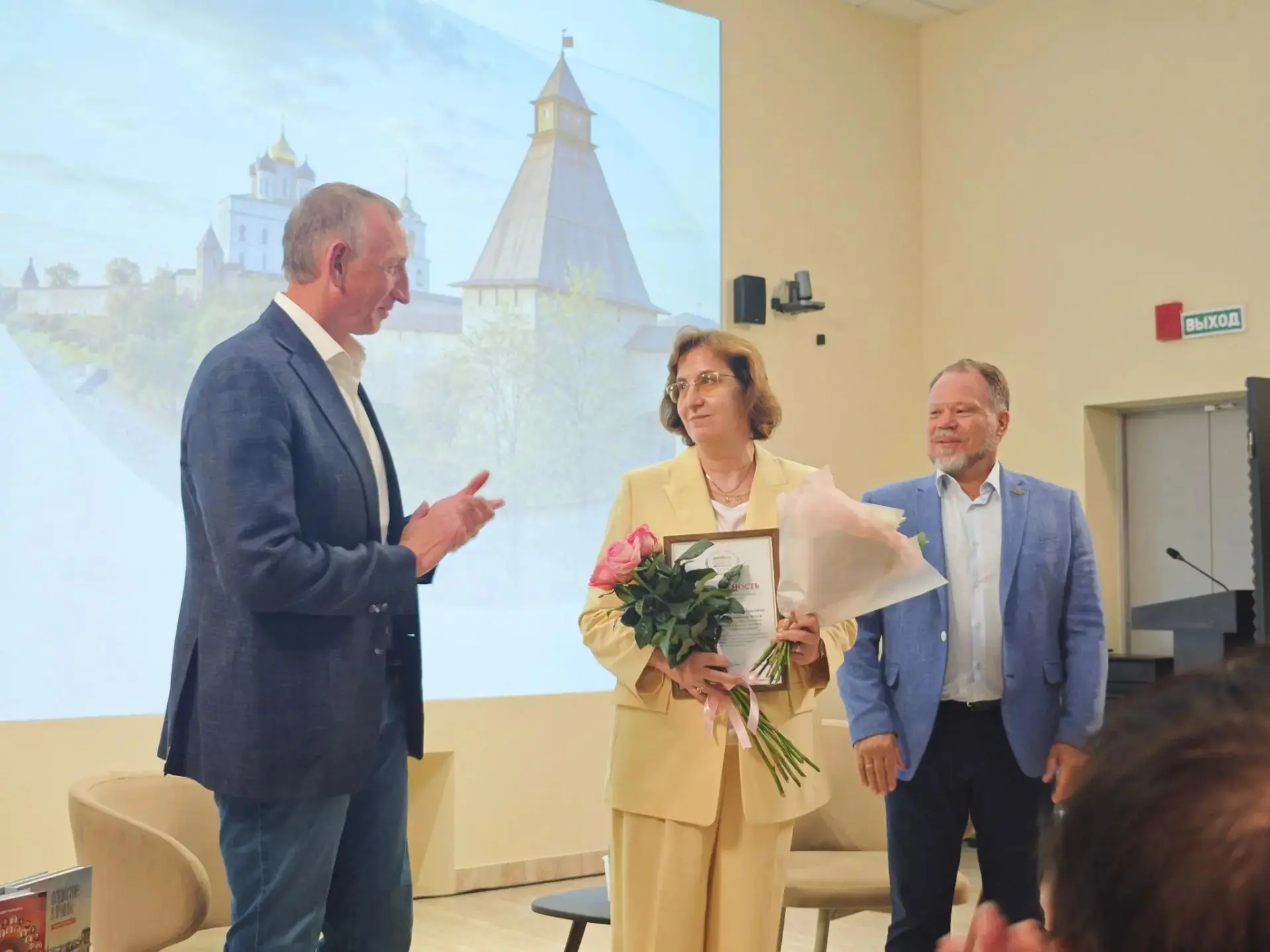 Деятелей культуры Псковской области наградили благодарностями Госдумы

🏅 В историко-краеведческой б