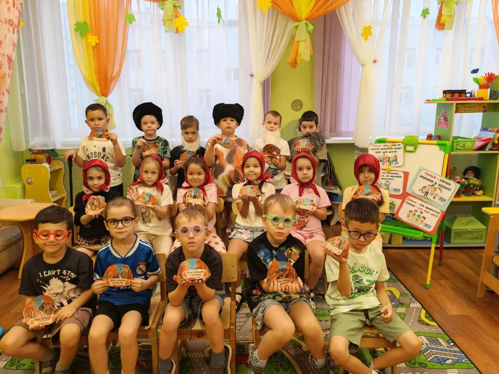 Аппликация с любовью: группа «Колокольчики» поздравляет бабушек и дедушек! 🎨
