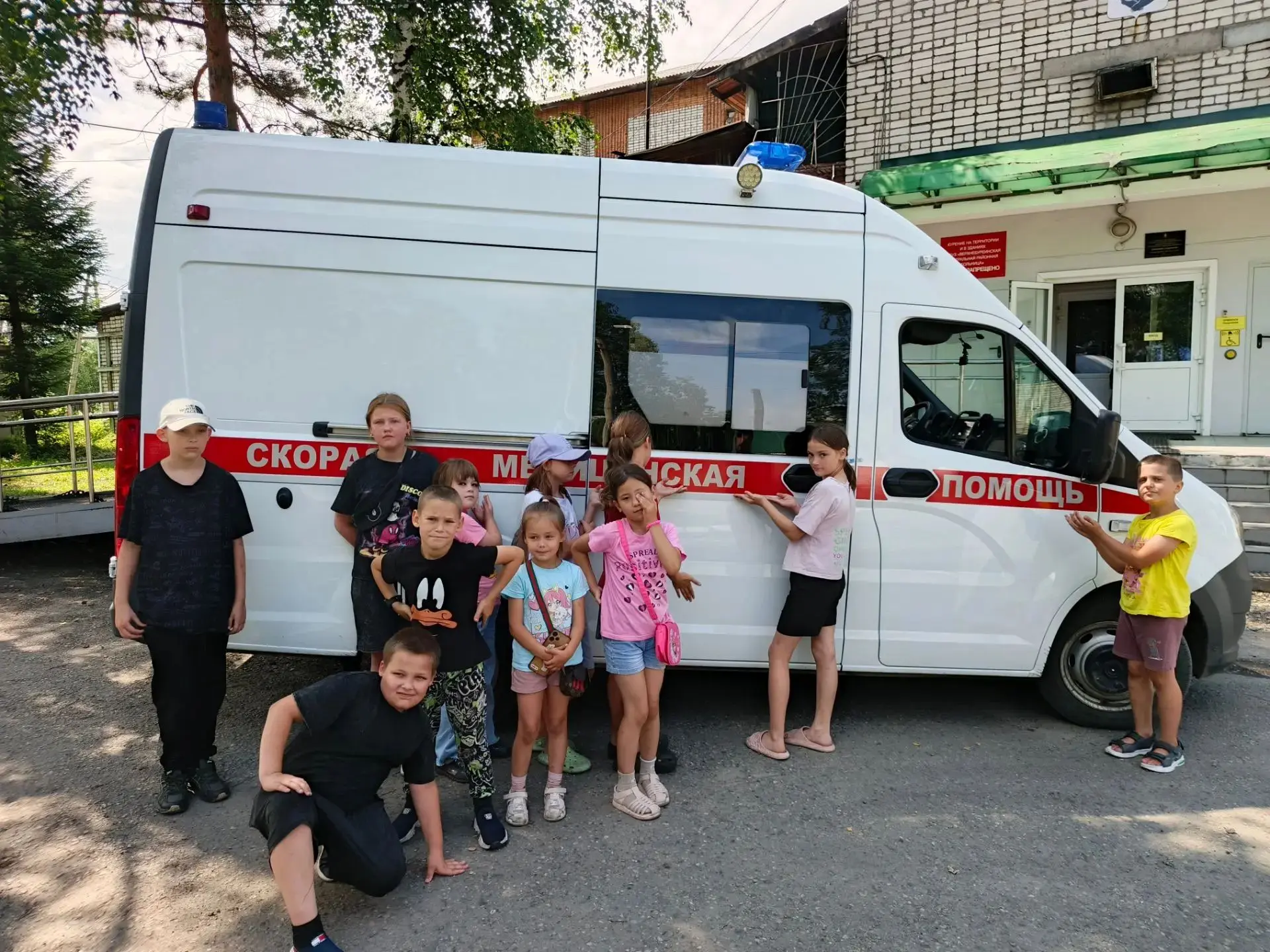 🚑 «Изумрудный город на связи: скорая, лифт и книга» 🚑

Сегодня у ребят из лагеря «Радуга» МБОУ ООШ