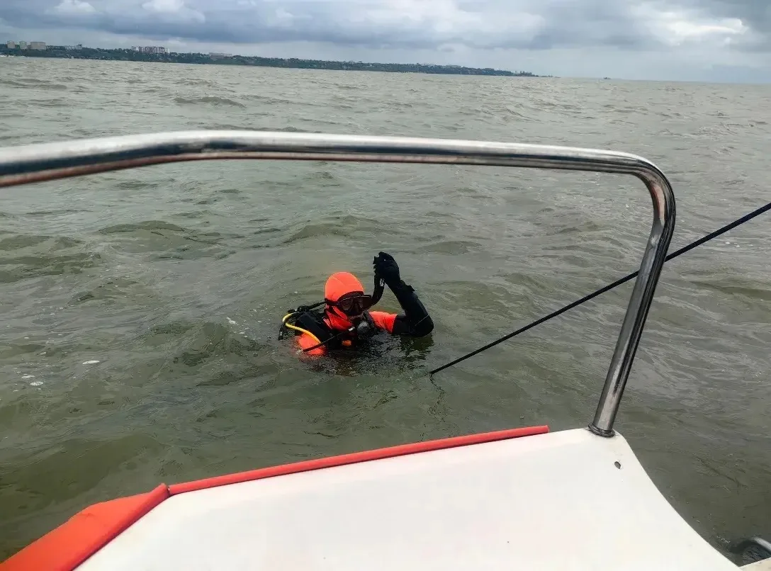 🤿 Водолазы подготовили акваторию в Таганроге для амфибий Бе-200 ЧС  Представьте: под водой, на глуби