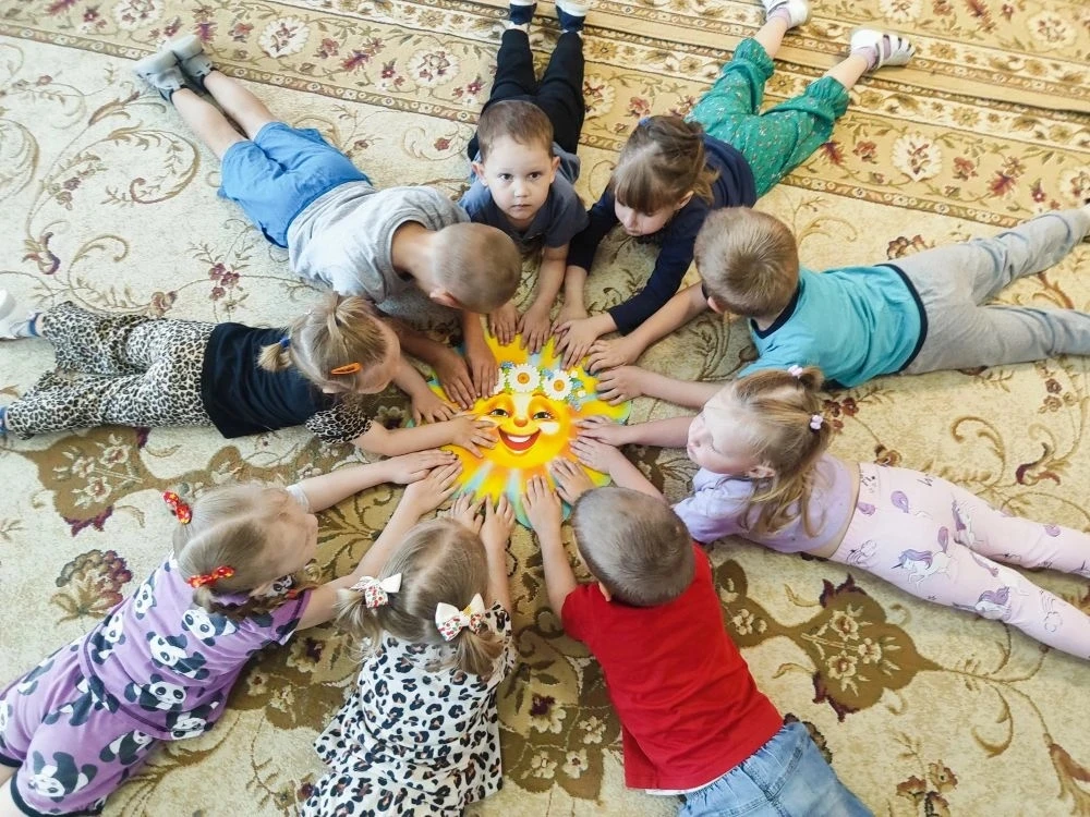 ДОШКОЛЬНОЕ ОТДЕЛЕНИЕ 🌈
Всем дружить необходимо –
Ане, Вите, Насте, Диме,
Все мы – лучшие друзья
Дру