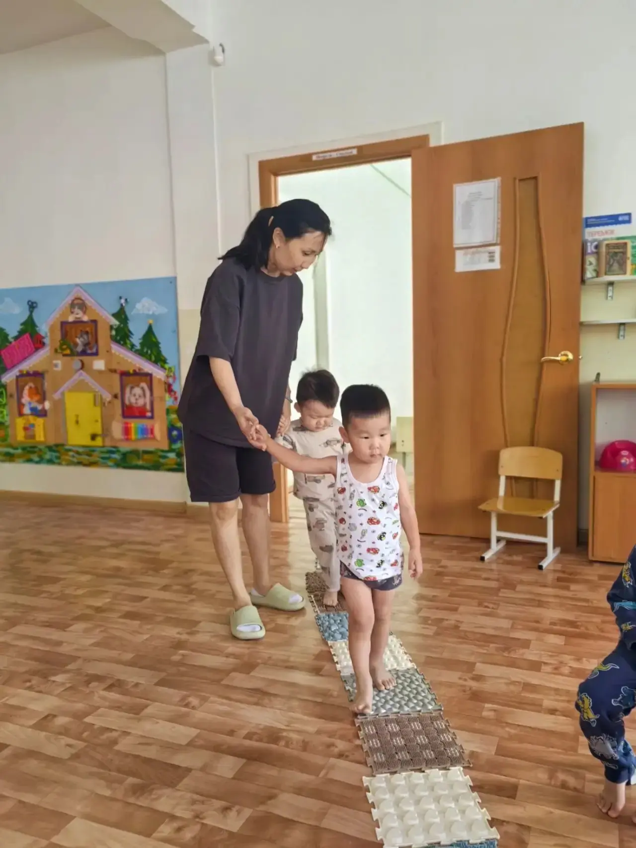 🌿 Тихий час позади — а наши ножки уже в деле!
