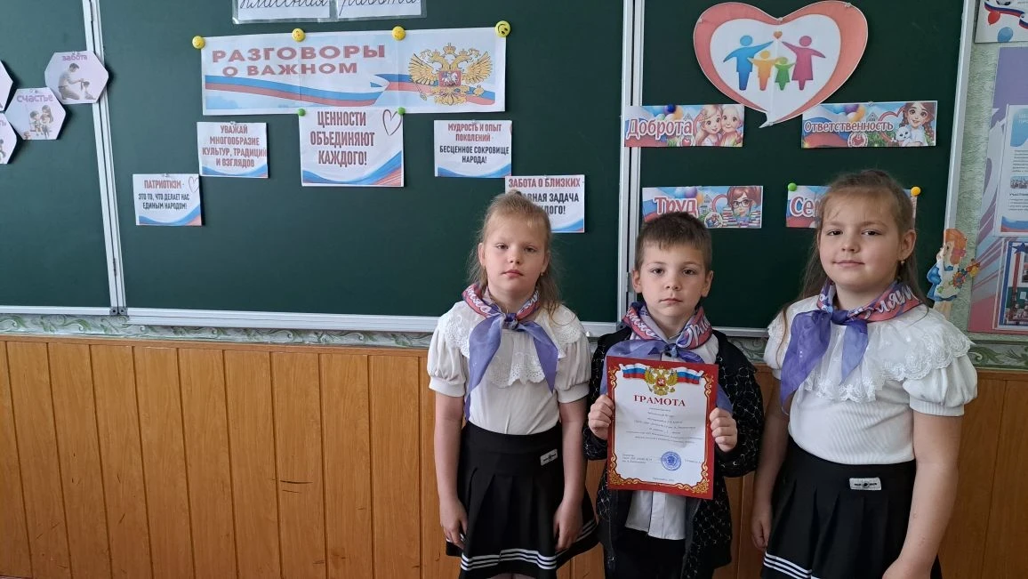 Понедельник 18 мая начался традиционно - еженедельная линейка вноса флагов РФ и ЛНР
