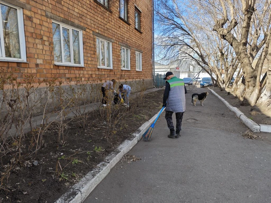 30 апреля 2026 года сотрудники МБУ ЦППМиСП № 2 провели уборку на прилегающей территории в рамках общ