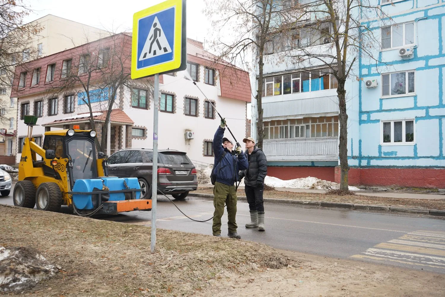 Снег стремительно сходит и открывает не самые живописные виды. За зиму во дворах и на улицах скопило