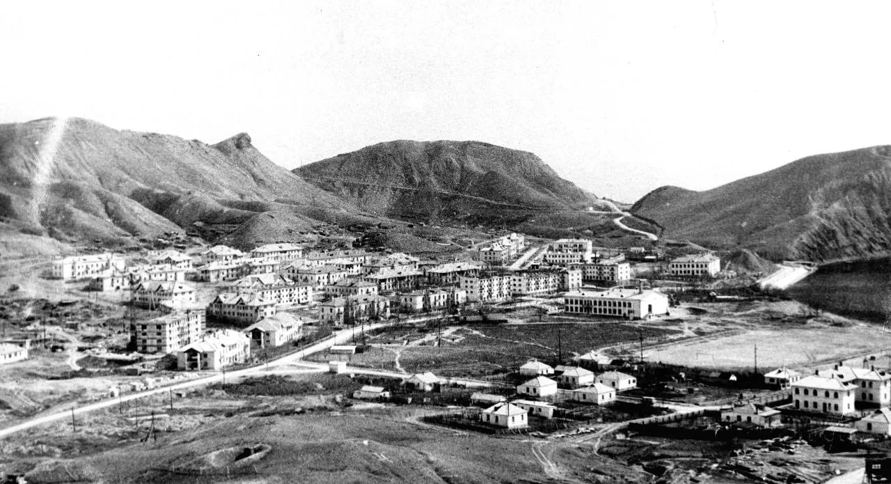 Вид на пос. Орджоникидзе со склона Биюк-Енишар, 1965 год