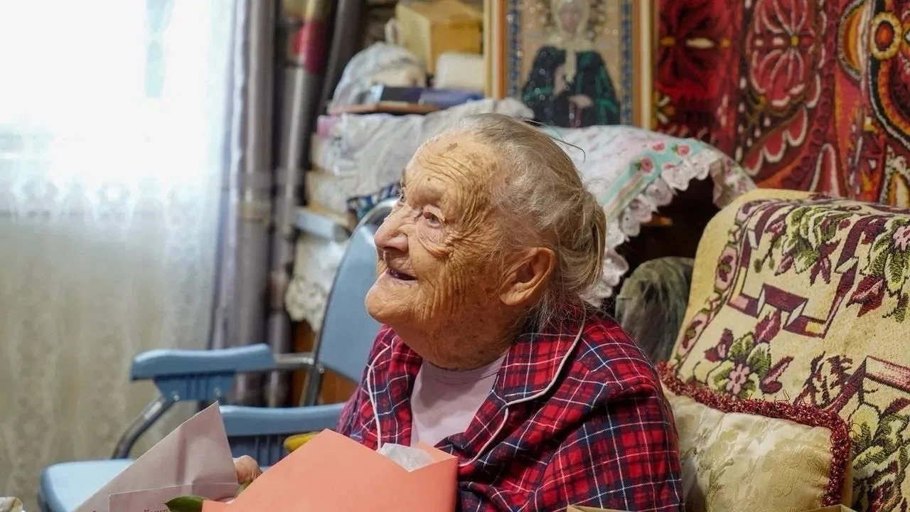 Сергей Жестянников поздравил 102-летнюю вологжанку Фаину Щеглеву