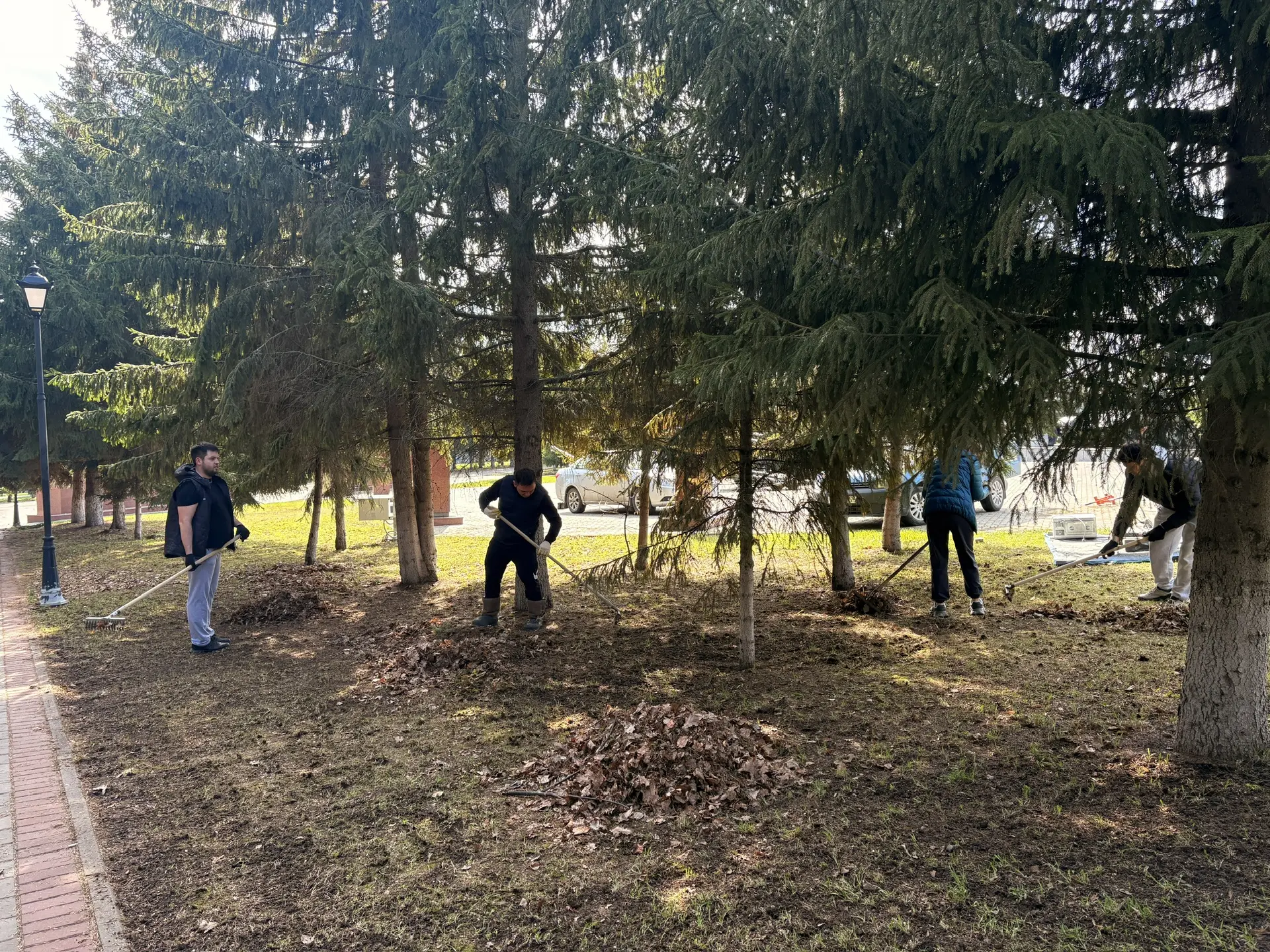 Весна — время наведения чистоты 🌿  На субботник вышли сотрудники Совета и Исполнительного комитета Л
