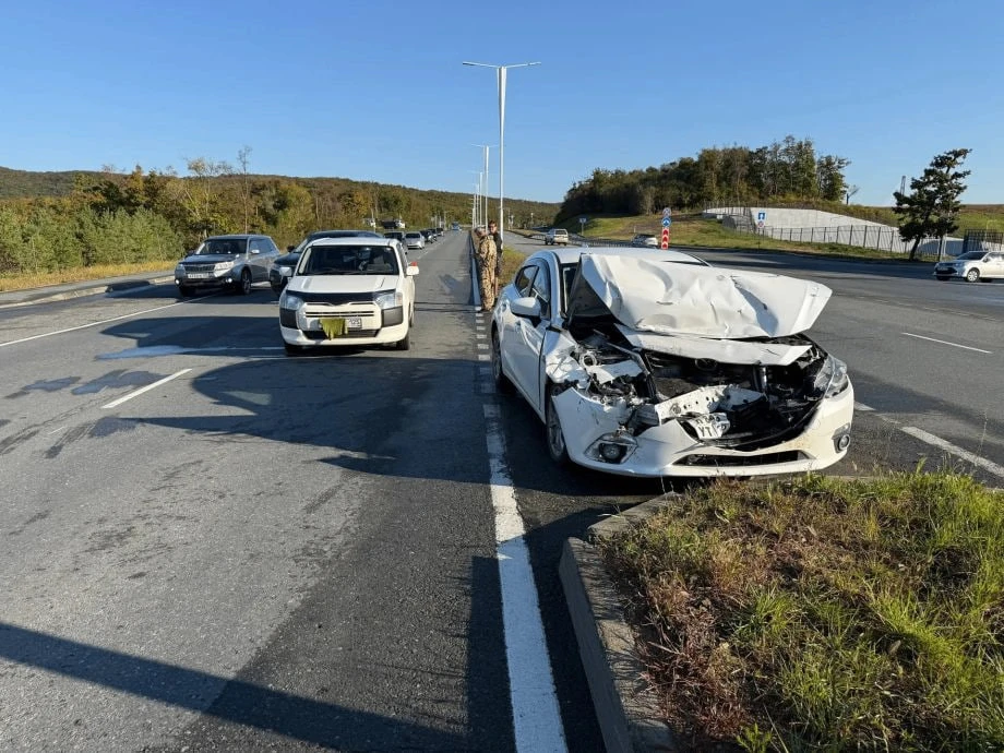«Вся всмятку»: Mazda на большой скорости устроила ДТП на острове Русский во Владивостоке
