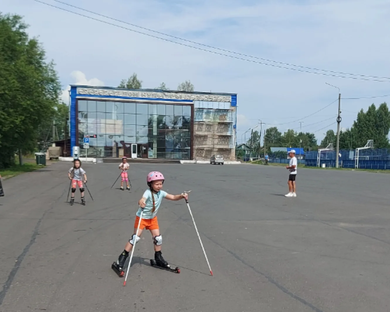Летний зной — не повод для отдыха. 
💯 В спортивной школе тренировки на лыжероллерах в самом разгаре