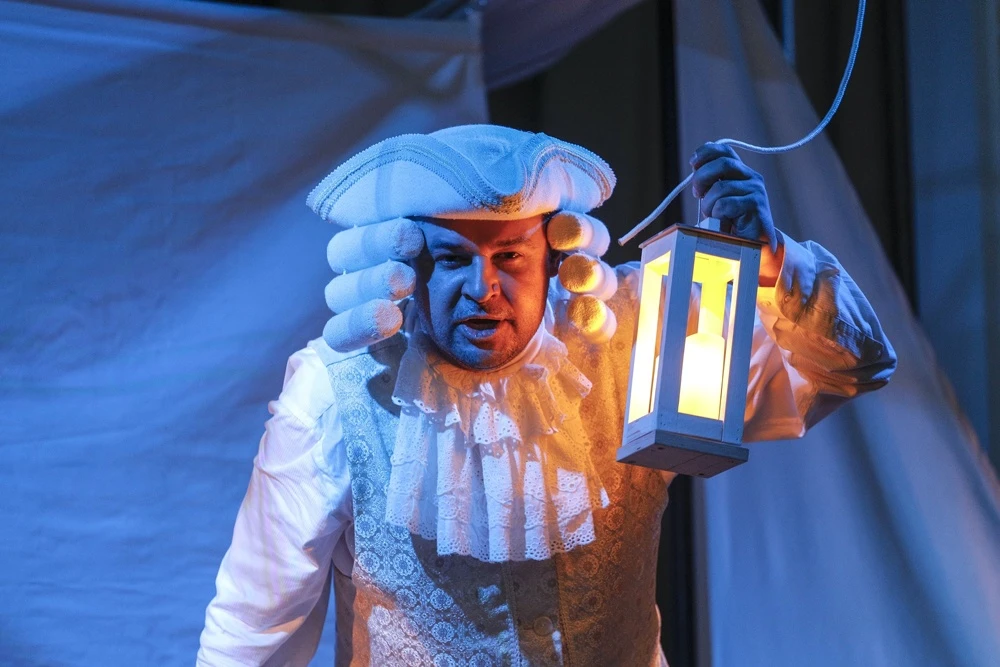 Барон Мюнхгаузен едет на «Театральном поезде» 🚂🎭
Где граница между ложью и фантазией, правдой и вы
