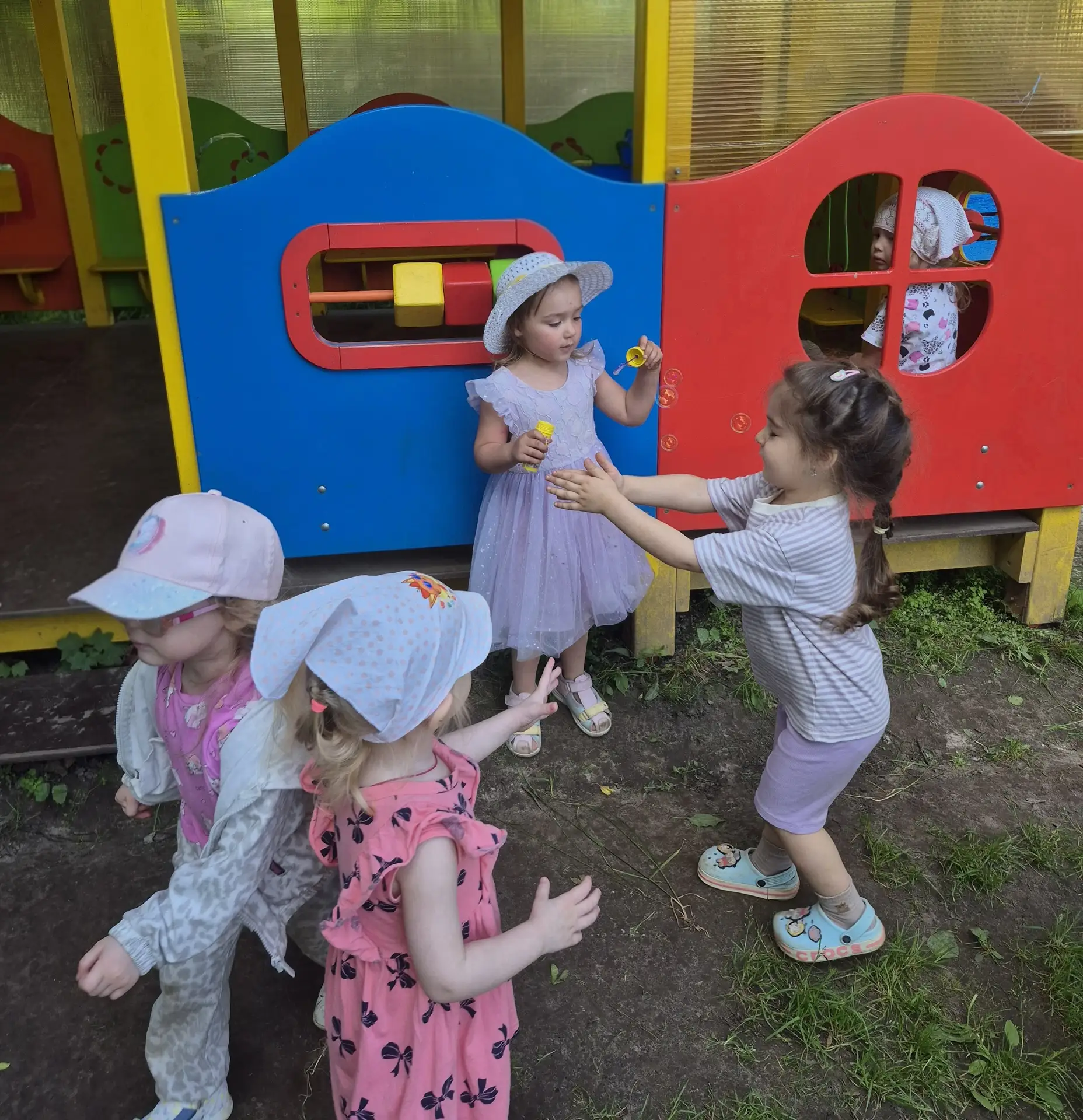 Поздравляем с Днём дружбы! 9 июня в младшей группе «Радуга»🌈 было очень весело: дети о...