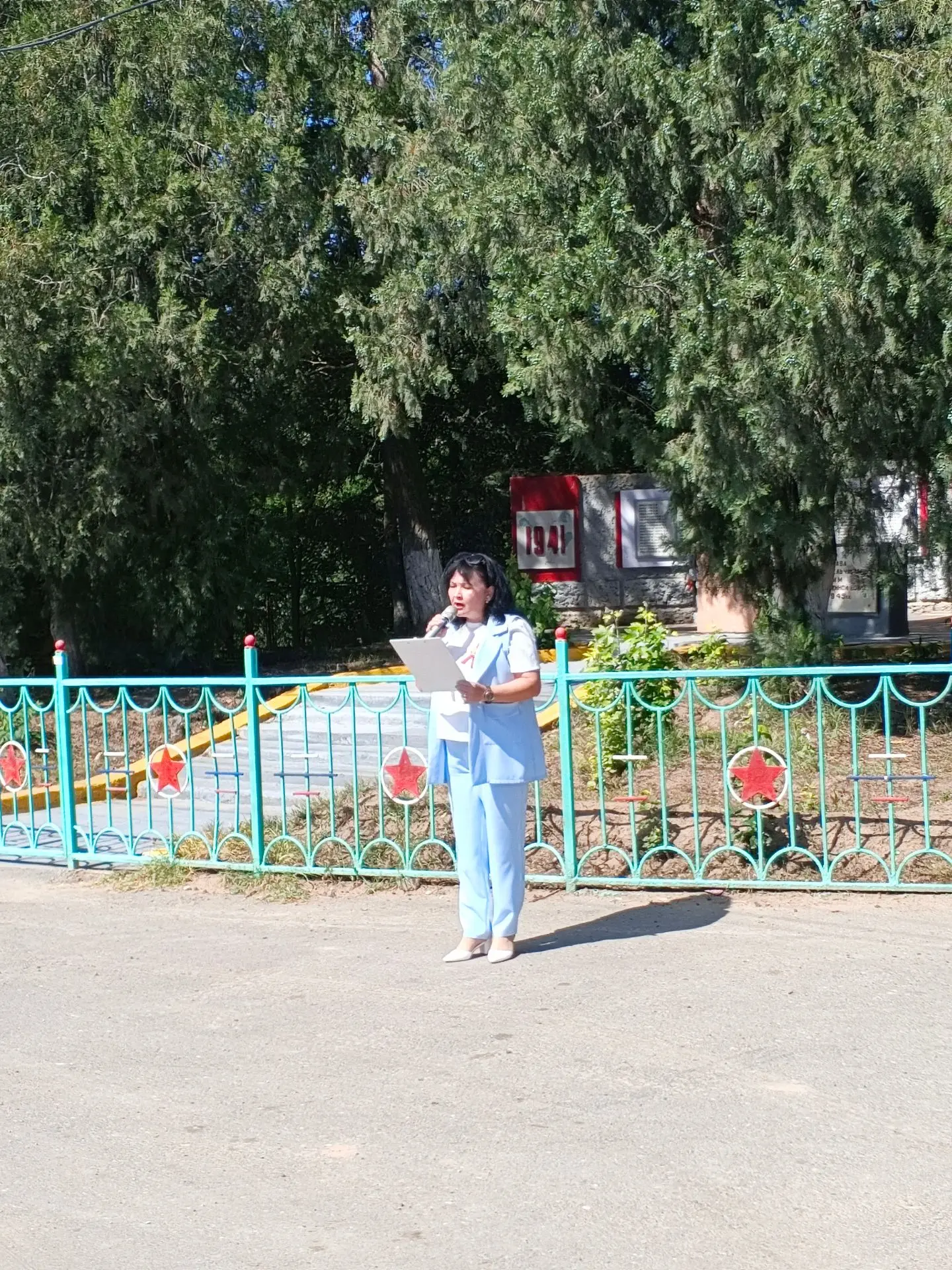 Сегодня, в День памяти и скорби, мы склоняем головы перед подвигом павших.

У обелиска павшим воинам
