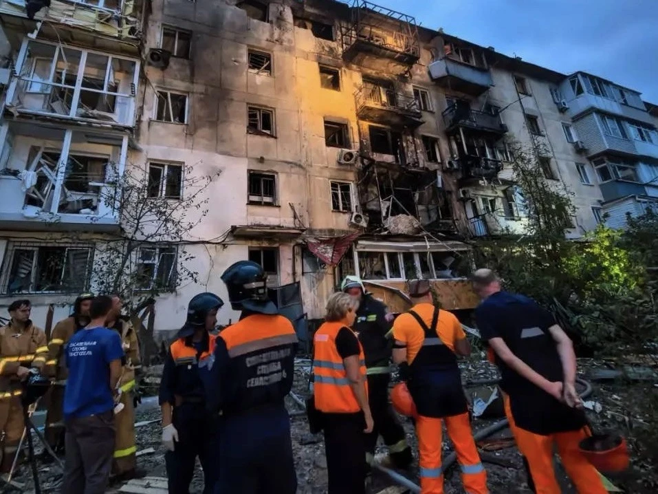 ⚡️Беспилотник попал в пятиэтажку на Героев Подводников в Севастополе. Пострадала  жител...