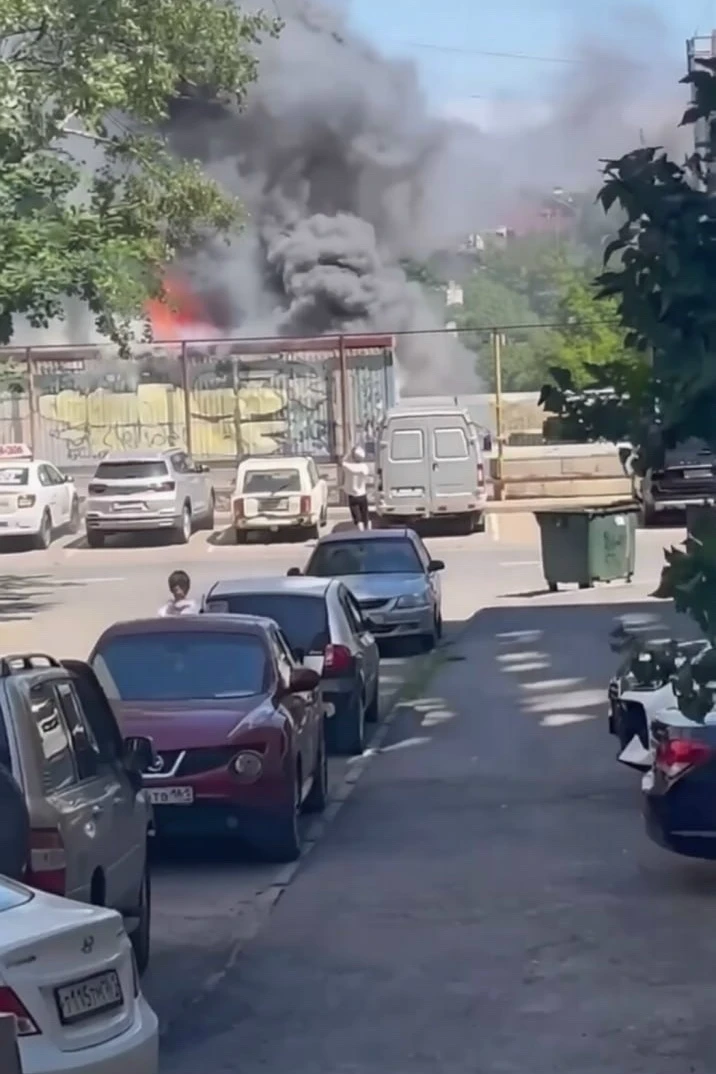 ❗️Крупный пожар вспыхнул на Волкова в Ростове — тушение осложняет сильный ветер

По словам очевидцев