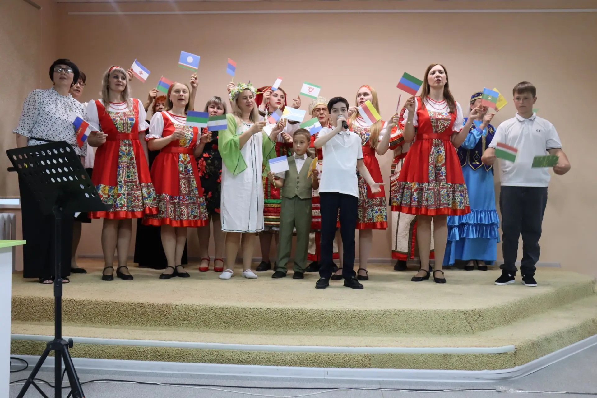 Патриотический концерт завершил конференцию «Малая Родина — большая любовь»

На сцене Центральной мо