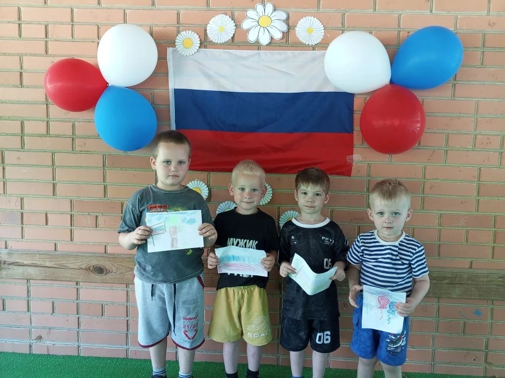 С Днём России! 🇷🇺

Вчера в нашем детском саду прошёл настоящий праздник любви к Родине — День Росс