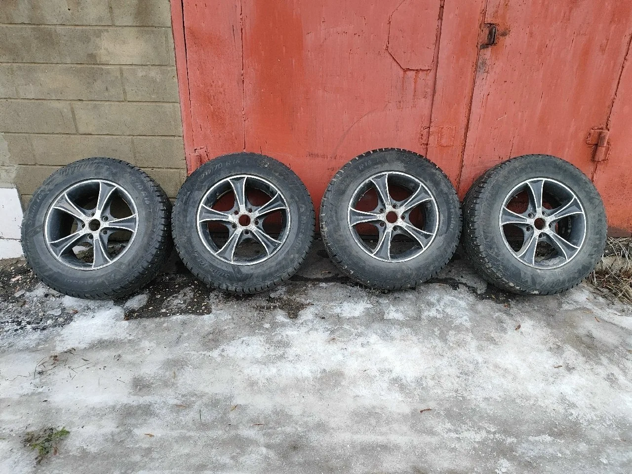Продам комплект зимних колес 215-70-16 на литых дисках 5-114,3 16" ширина 6,5 цо около ...