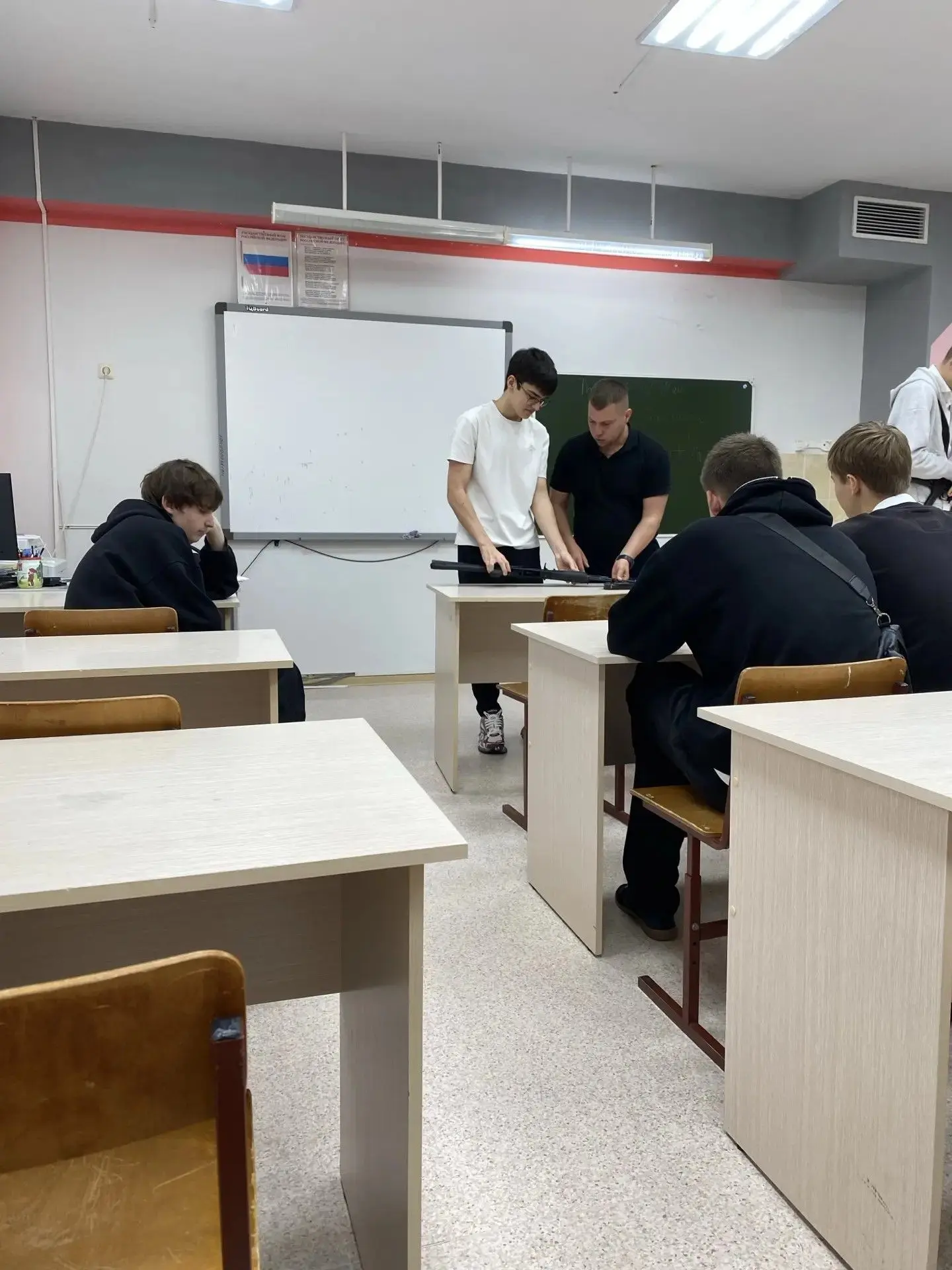 В рамках учебной программы по основам военной службы для учащихся 10 класса были провед...