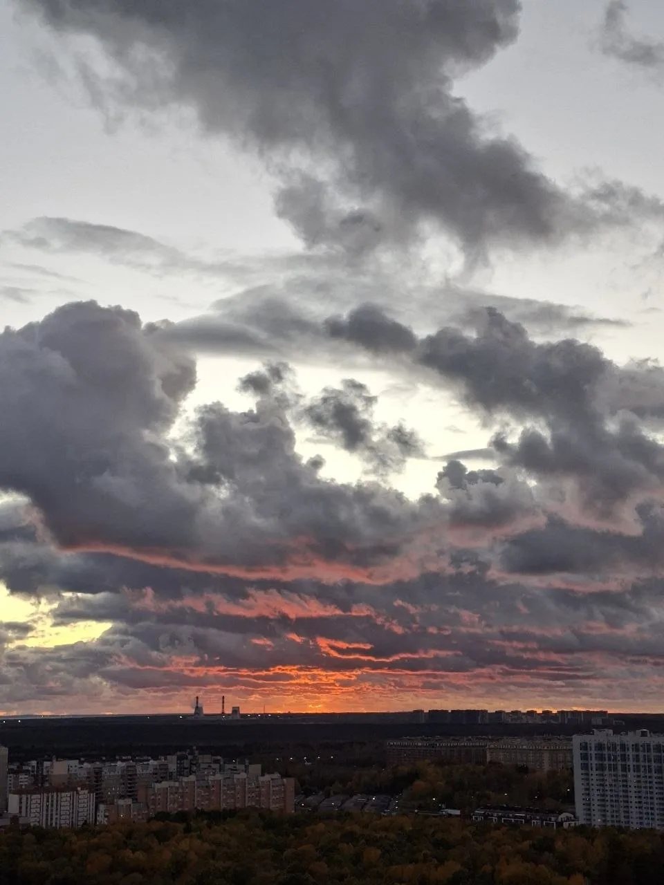 🌆 А вот так красочно сегодня заказывалось солнце в Каменке.