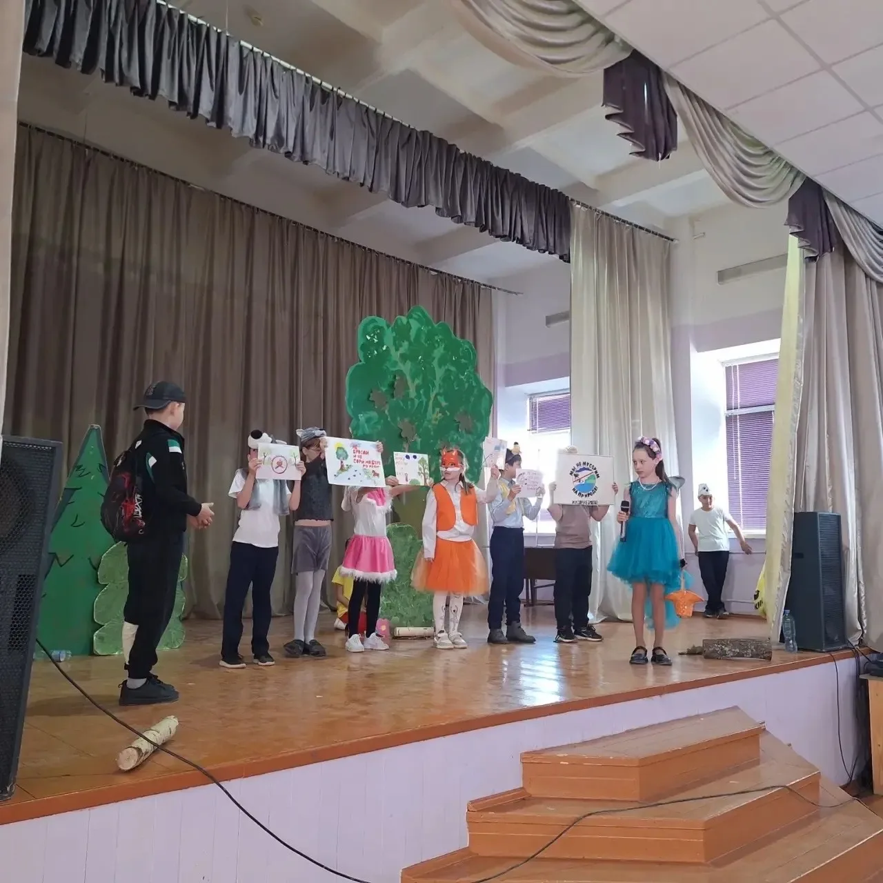 🌿🎭 Экология на сцене: 2А класс выступил с премьерой!  В рамках экологической недели сегодня в актово