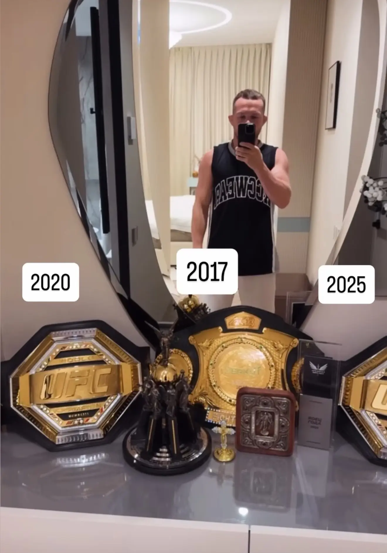Петр Ян похвастался в соцсетях коллекцией чемпионских поясов👊

«2020, 2017, 2025», — написал россий
