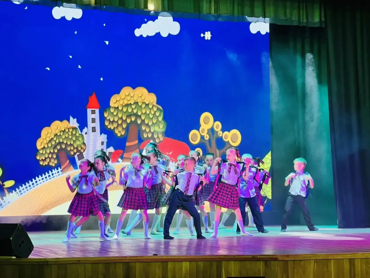 🌷 В Абинском КДЦ поздравили учителей и тренеров