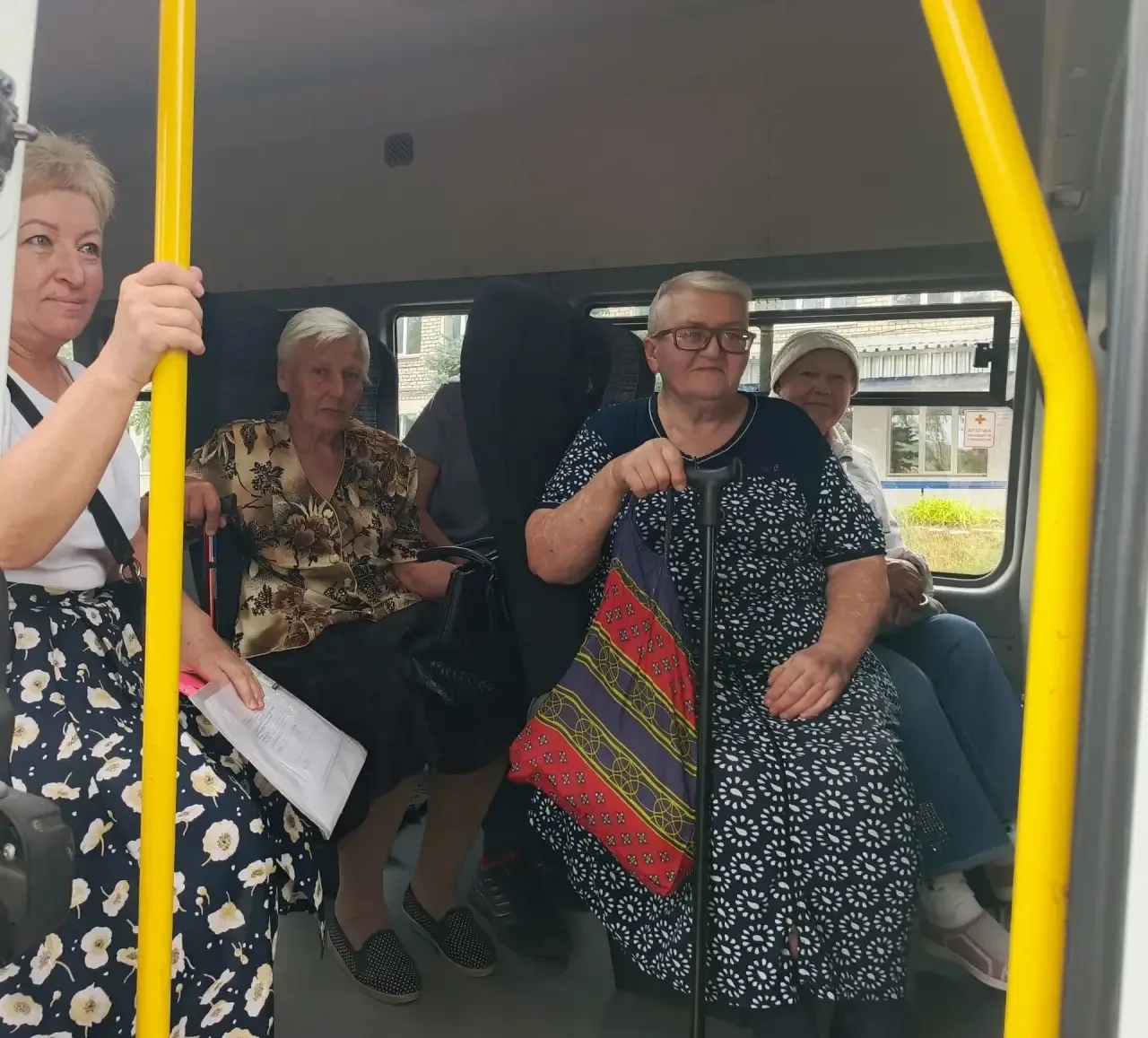 🚌Центр социального обслуживания населения продолжает доставлять граждан 65 лет и старш...