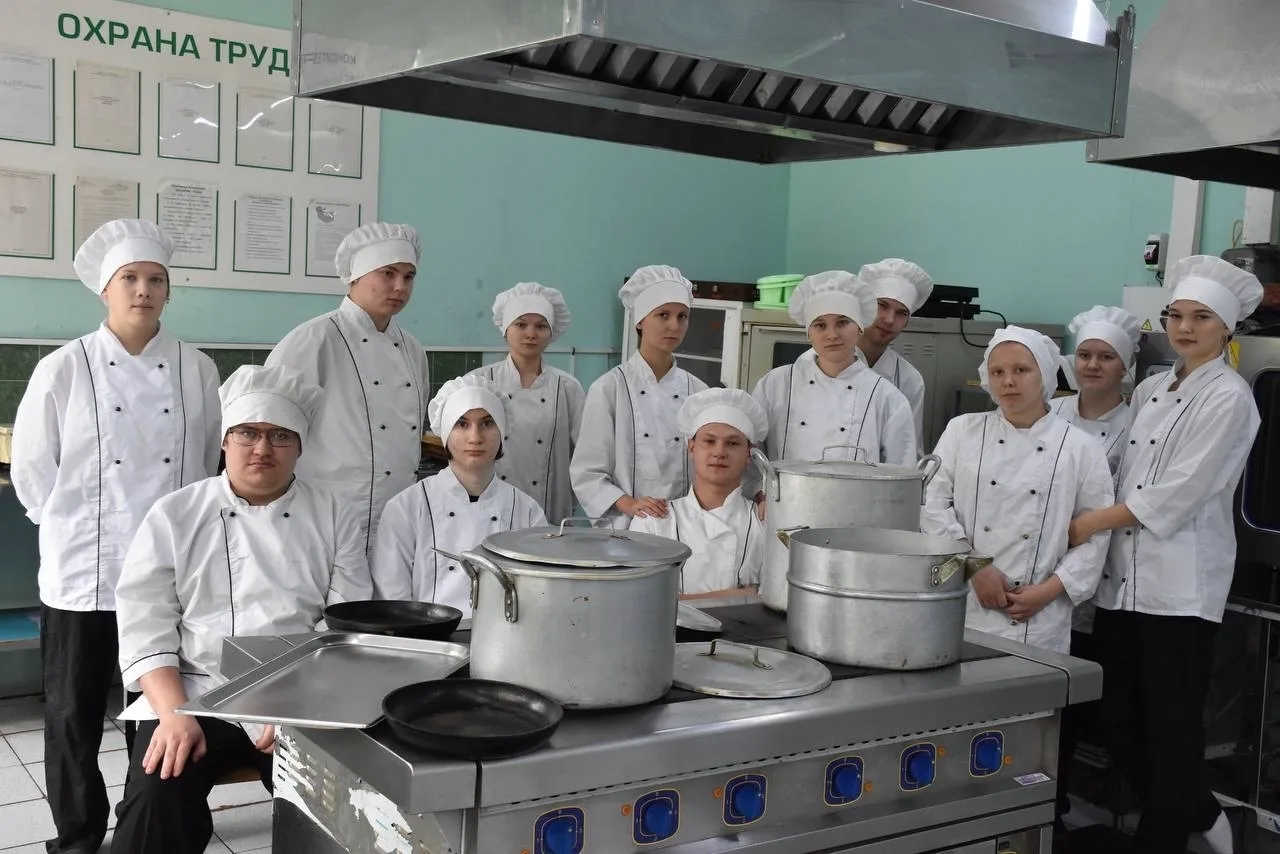 Сегодня, выпускники колледжа по профессии 43.01.09 Повар, кондитер, группы ОП-42, завершили сдачу де