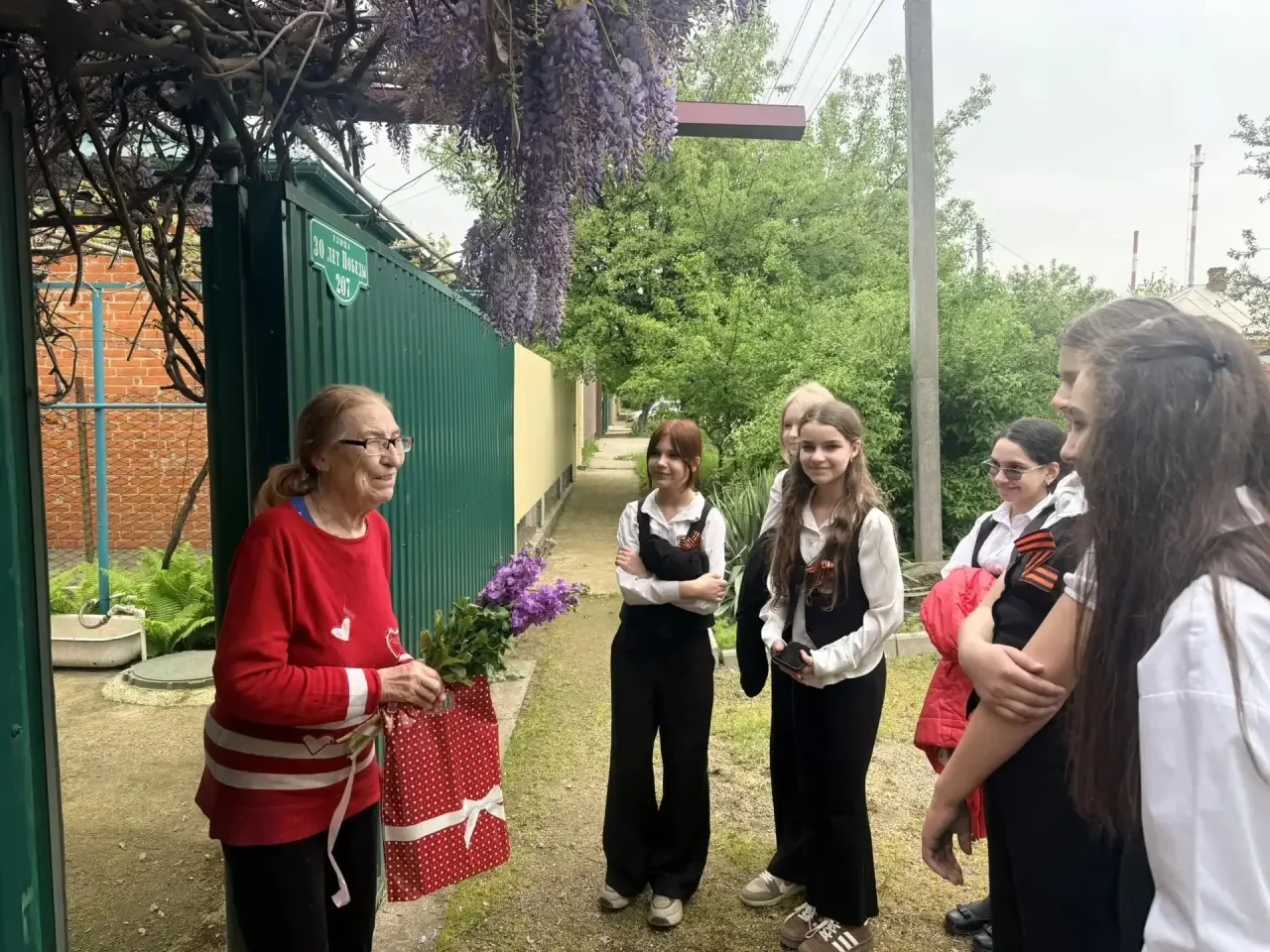📣 Обучающиеся 6 «А» класса поздравили с наступающим Днём Победы ветерана труда Захарову Таисию Гаври