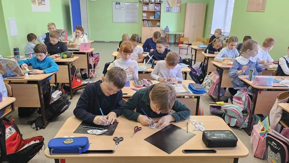 📢 В 2 «А» классе прошёл тематический классный час!  В преддверии Дня космонавтики, который отмечаетс