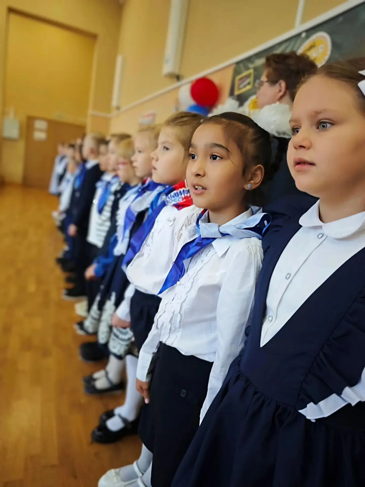 🇷🇺 Понедельник в нашей школе традиционно открылся церемонией поднятия Государственног...