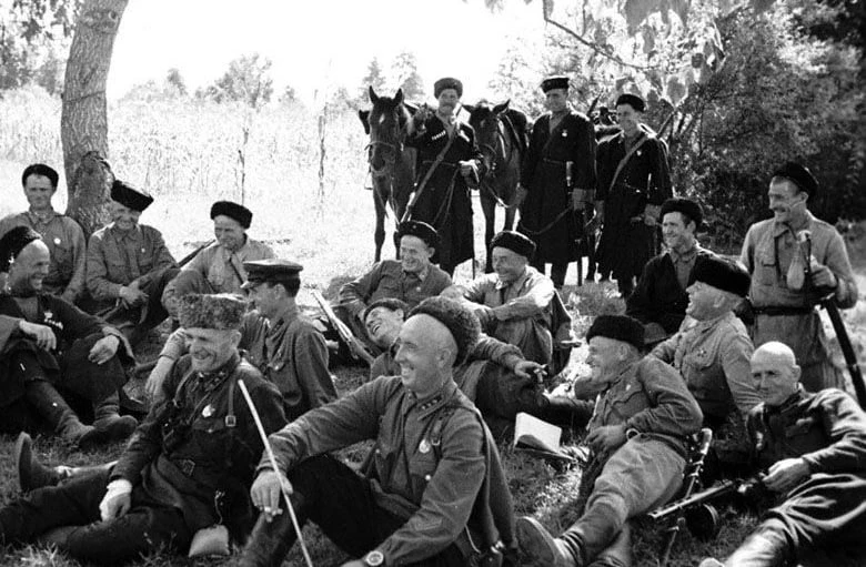 Конники казачьего кавалерийского корпуса на привале. #казачья_фотокарточка — Великая Отечественная в