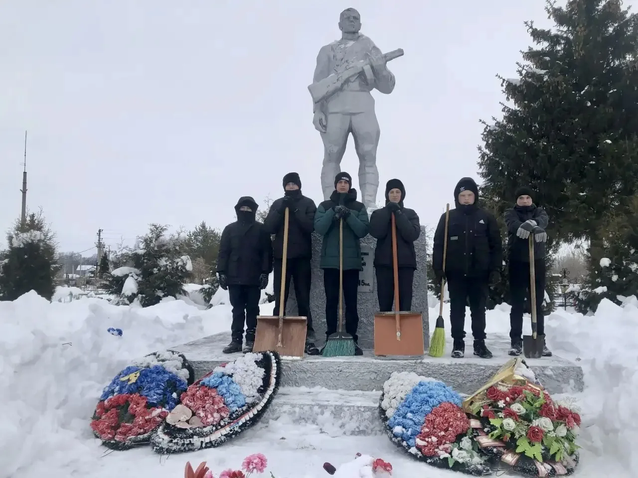 🙏Активисты первичного отделения «Движения Первых», учащиеся первого корпуса имени Героя России А.В.К