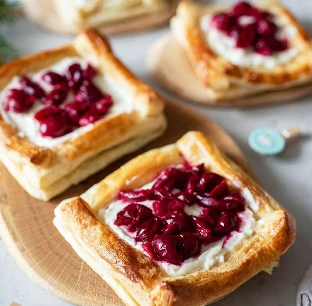 🍒💛 Слойки с вишней и кремом 

Такие нежные, хрустящие и просто тают во рту 🤤🔥

📝 Ингредиенты:

