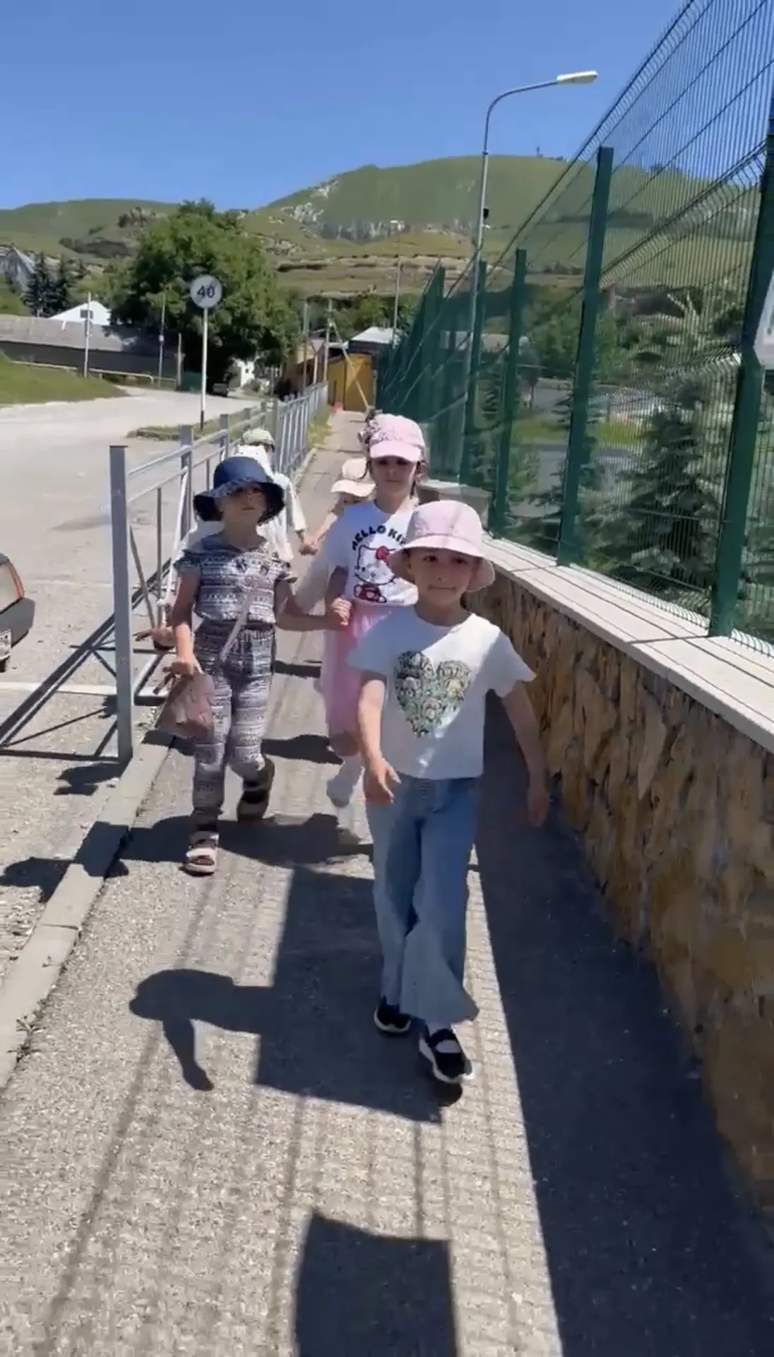Прогулки только по пешеходным дорожкам!
