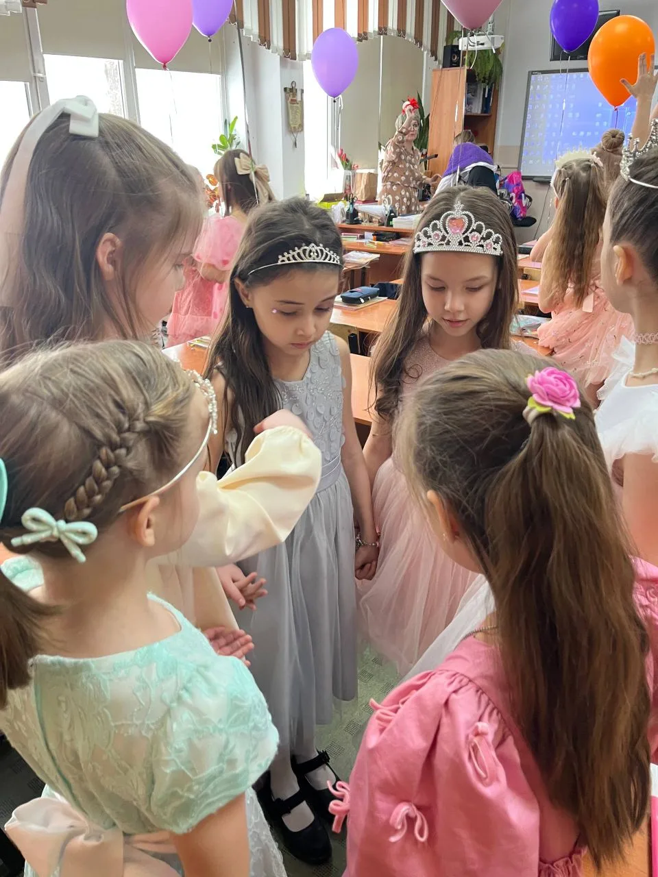 В гимназии – весна! 🌷  Активисты нашей гимназии вместе с советником директора по воспитанию, Похабов