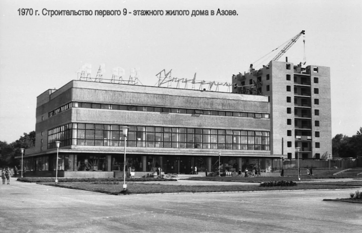 Строительство первого 9ти этажного дома на фоне Универмага. 

📸1970г. 

Подпишись, у нас интересно�