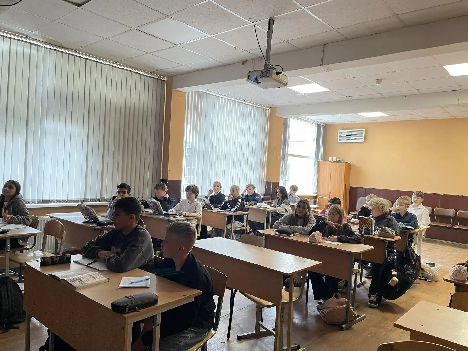 Всероссийский урок безопасности прошёл в нашей школе. С обучающимися были организованы беседы и инст