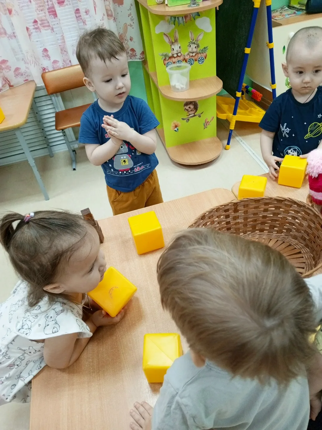 В группе раннего возраста 🐥"Утята"🐥 проводятся развивающие занятия по разным видам де...