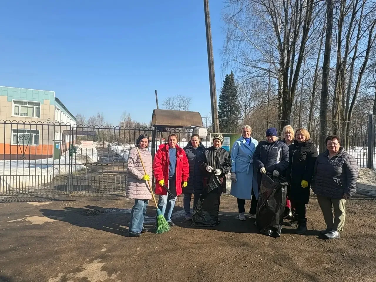 В дошкольных отделениях МОУ «СОШ имени А.П.Чехова» прошёл первый в этом сезоне субботник.  Сотрудник
